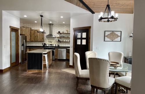 Torreon Cabin | Show Low Cabin in Torreón with Fire Pit, Hot Tub & Tesla Charger