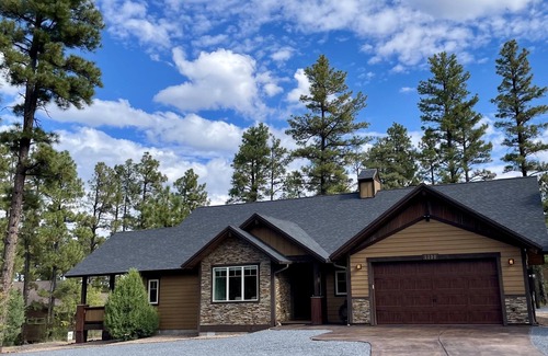 Torreon Cabin | Show Low Cabin in Torreón with Fire Pit, Hot Tub & Tesla Charger