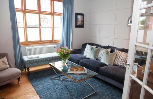 Shrewsbury House | Shrewsbury Townhouse - Free Parking