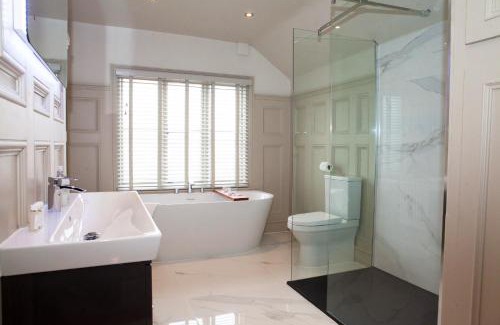 Shrewsbury House | Shrewsbury Townhouse - Free Parking