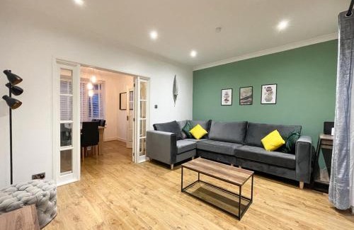 Swindon Apartment | SHRIVENHAM - Spacious Home, High Speed Wi-Fi, Free Parking, Garden