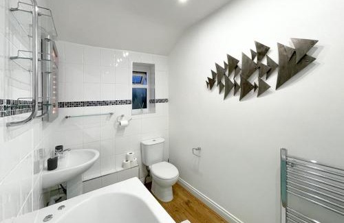 Swindon Apartment | SHRIVENHAM - Spacious Home, High Speed Wi-Fi, Free Parking, Garden
