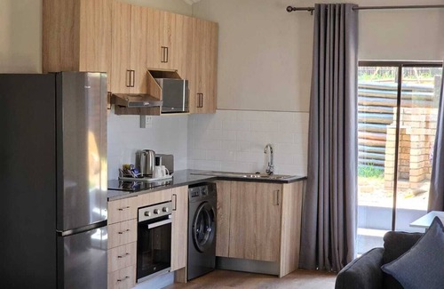 Greater Johannesburg Metropolitan Area Cabin | Shumba Valley Lodge Lanseria Airport