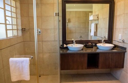 Greater Johannesburg Metropolitan Area Cabin | Shumba Valley Lodge Lanseria Airport