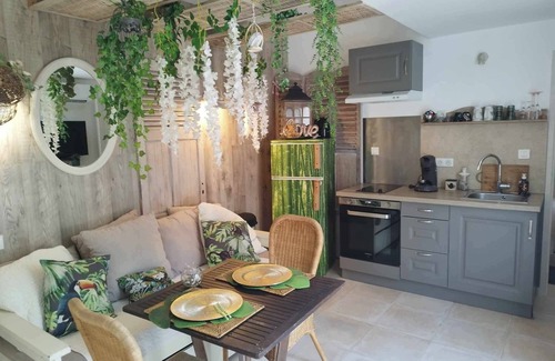 La Motte Cottage | SIANDAKI CHARMING ACCOMMODATION SWIMMING POOL JACUZZI OPTIONAL