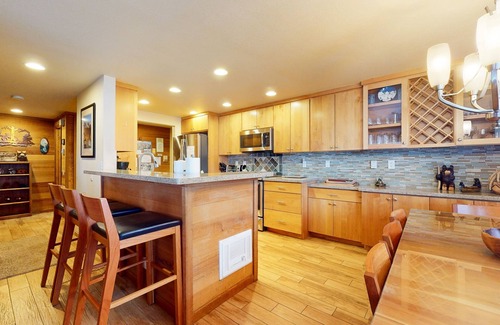 Mammoth Lakes Condo | Sierra Megeve 7 Deluxe Remodeled Condo, Just A Short Walk To Canyon Lodge by RedAwning