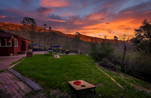 North Fork Cabin | Sierra Vista Lookout Lodge with Creek, Waterfall and Waterholes, minutes from Bass Lake and Yosemite South Gate