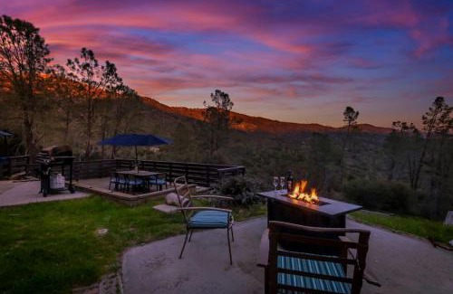 North Fork Cabin | Sierra Vista Lookout Lodge with Creek, Waterfall and Waterholes, minutes from Bass Lake and Yosemite South Gate
