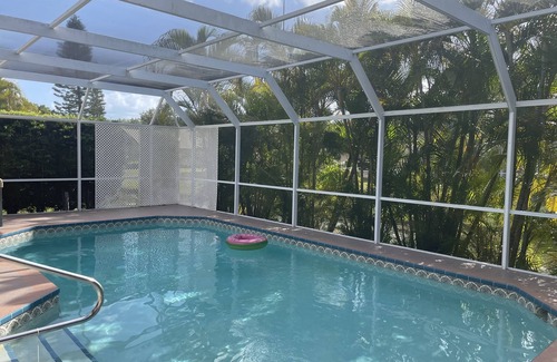 Bee Ridge House | Siesta Key 4 bedrooms/hot tub and pool- 13 minutes from beach!