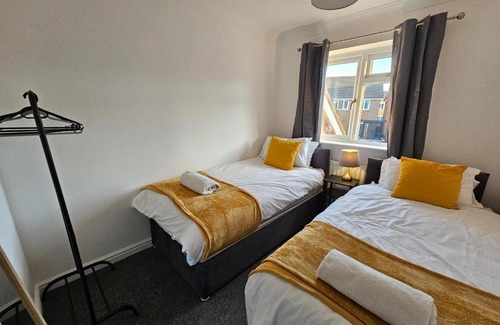 Swindon House | Sigerson House Long Stay Sleep 5 Free Parking