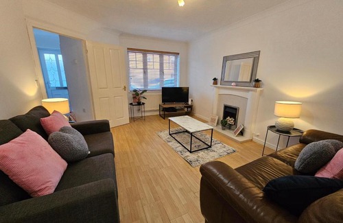 Swindon House | Sigerson House Long Stay Sleep 5 Free Parking