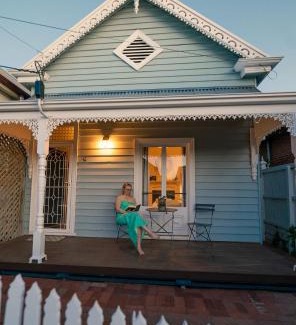 Semaphore House | Signal Cottage close to beach and Semaphore Road