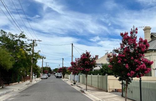 Semaphore House | Signal Cottage close to beach and Semaphore Road