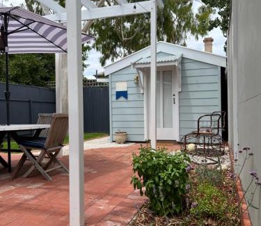 Semaphore House | Signal Cottage close to beach and Semaphore Road