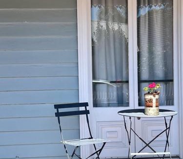 Semaphore House | Signal Cottage close to beach and Semaphore Road