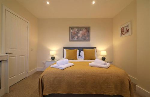 North Glasgow Apartment | Signature - Railway Cottage