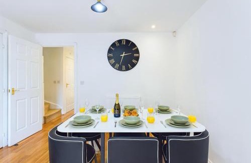 Cheltenham House | Signature Stays Accommodation - Cheltenham - Large 4 Bed House With Parking - Racecourse Accommodation