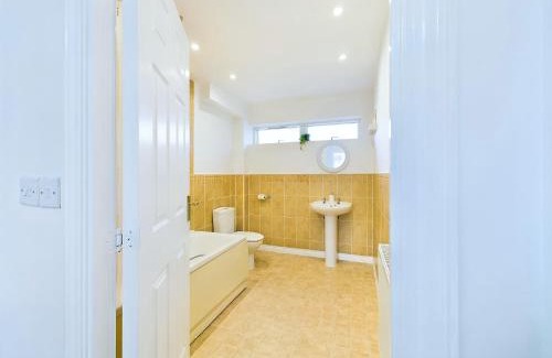 Cheltenham House | Signature Stays Accommodation - Cheltenham - Large 4 Bed House With Parking - Racecourse Accommodation