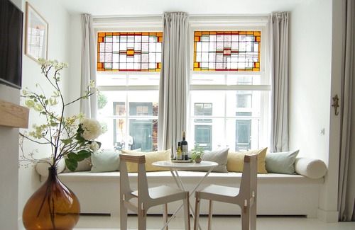 Burgwallen Nieuwe Zijde Bed & Breakfast | Signature Studio in the Picturesque Canal District