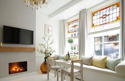 Burgwallen Nieuwe Zijde Bed & Breakfast | Signature Studio in the Picturesque Canal District