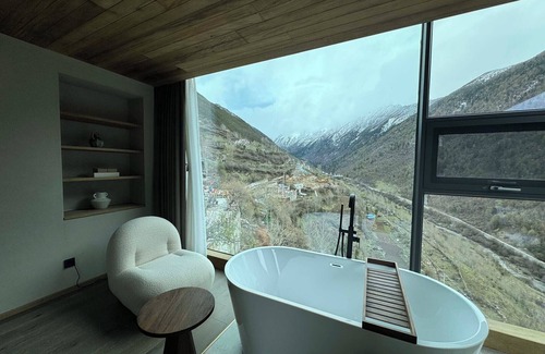 Wenchuan Hotel | Siguniang Mountain Star Moon Cliff Hotel