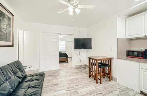 Palm Beach Shores Apartment | SII 1 Bedroom Tropical GEM!
