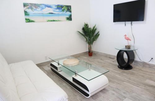 Palm Beach Shores Apartment | SII Luxury 1 Bedroom close to the beach