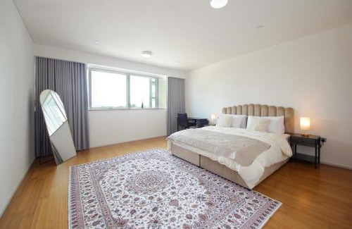 Al Raha Beach Apartment | Silk Valley - Luxury 1B with Direct Beach Access