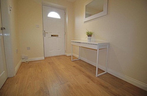 Darlington Apartment | Sillars Getaways - Modern Four Bedroom Town House