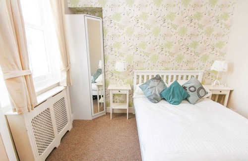Brighton City Centre Cottage | Sillwood Balcony Apartment Central by Brighton Holiday Lets