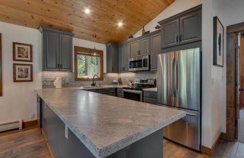 Talmont House | Silver Tip at Tahoe Park w HOA amenities - 3BR Pet Friendly, Hot Tub, Tahoe City