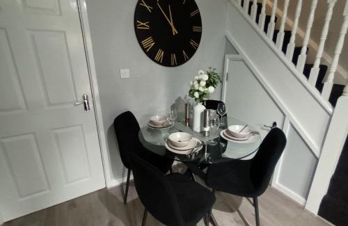 Oldbury House | Silverlight's Place - 2BR Home in Central Oldbury