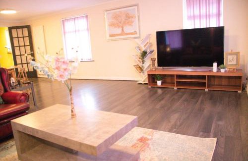 Welford Apartment | Simlar Luxury Stay, Parking, Wi-Fi, Basketball Court
