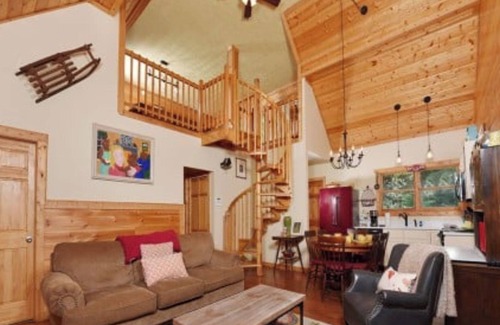 Gatlinburg Cabin | Simone's Cottage - Relax with a river view