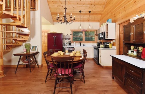 Gatlinburg Cabin | Simone's Cottage - Relax with a river view
