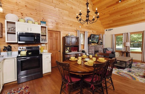 Gatlinburg Cabin | Simone's Cottage - Relax with a river view