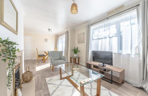 Newcastle-Under-Lyme Apartment | Simple Comforts - 2BR Flat with Free Parking in Newcastle-under-Lyme