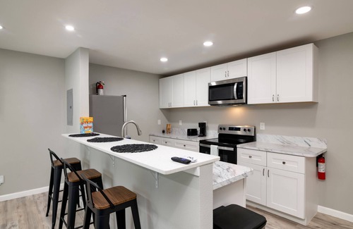 West Arlington Apartment | Simplistic Retreat Near UTA with AC, WiFi in lovely Arlington