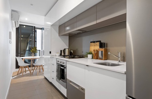 Melbourne Central Business District Apartment | Simply Melbourne by Ready Set Stay - City Views, WIFI, full linen
