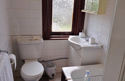 Seven Kings House | Single Bedroom London Seven Kings train station with shared bathroom