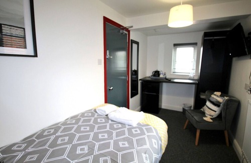 Lincoln House | Single Room Shared Bathroom - Hamilton