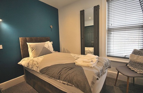 Lincoln House | Single Room with Private Bathroom -Hamilton