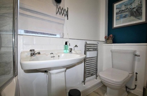 Lincoln House | Single Room with Private Bathroom -Hamilton