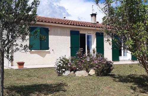 Carcassonne House | Single-storey house with garden in residential area