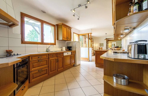 Allemans-du-Dropt Villa | Single-story spacious villa, secure gated and alarmed pool, walk into village.