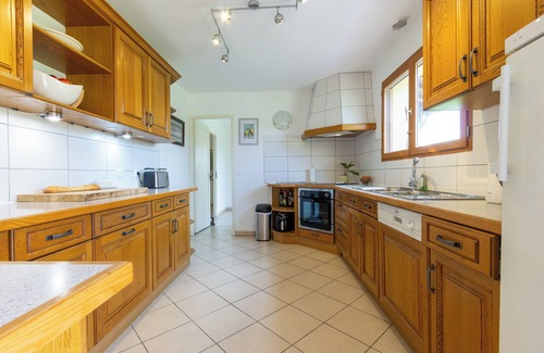 Allemans-du-Dropt Villa | Single-story spacious villa, secure gated and alarmed pool, walk into village.