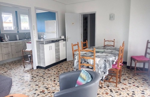 Jullouville-les-Pins House | Single-Story House: Central Location, 150m from Beach, Terrace, Parking