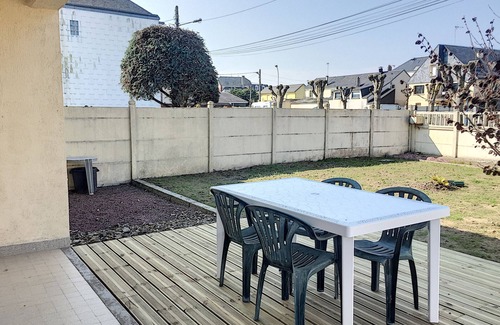 Jullouville-les-Pins House | Single-Story House: Central Location, 150m from Beach, Terrace, Parking