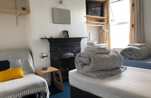 Lewisham House | Single/Twin rooms in Catford Homestay