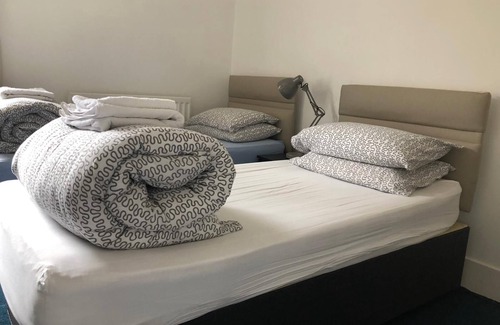 Lewisham House | Single/Twin rooms in Catford Homestay